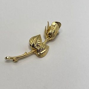 Vintage gold tone rose brooch pin.